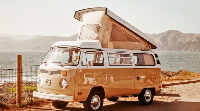 Als Campingbus ist nach wie vor der VW Bully mit Aufstelldach beliebt - auch an der Algarve