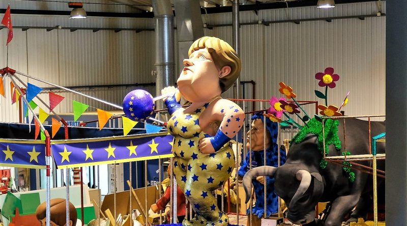 Algarve-Karneval mit Bundeskanzlerin Angela Merkel als Gewichtheberin